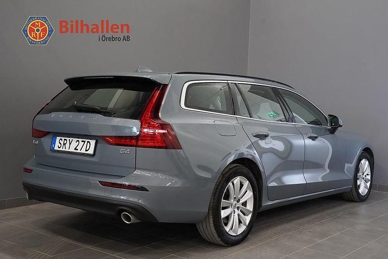 Begagnad Volvo V60 Momentum 197 HK (144 kW) 2021 Grå Kombi