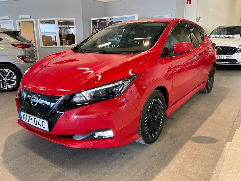 Röd Begagnad 2022 Nissan Leaf N-Connecta Halvkombi | 228 000 kr (Marknadspris) - Bild 1/4