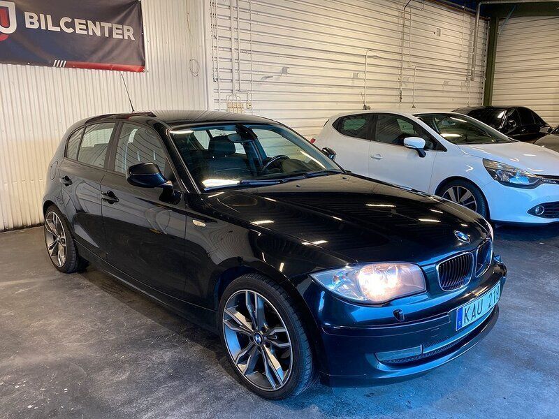 Svart Begagnad 2009 BMW 118 Advantage Halvkombi | 69 900 kr (Marknadspris) - Bild 1/4