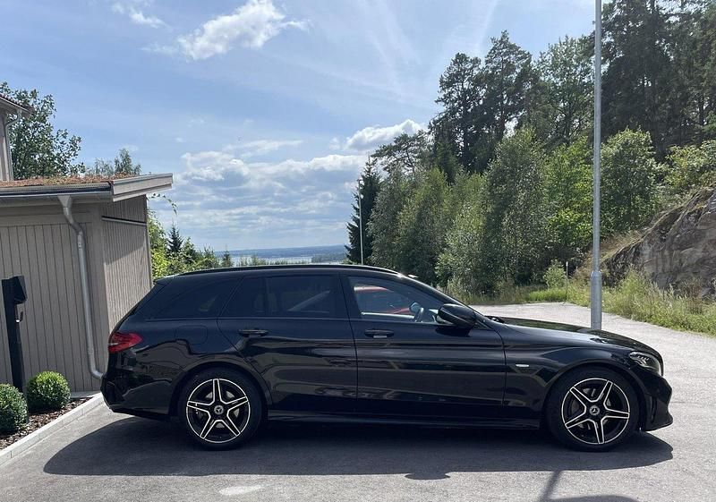 Svart Begagnad 2021 Mercedes C200 AMG line Kombi | 299 000 kr (Marknadspris) - Bild 1/4