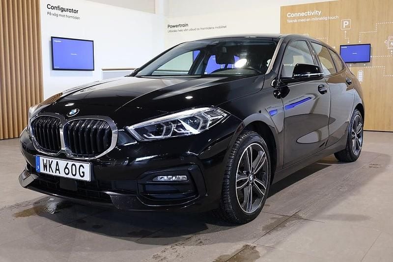 Begagnad BMW 118 Sport Line 136 HK (100 kW) 2021 Svart Halvkombi