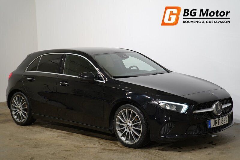 Svart Begagnad 2019 Mercedes A180 Halvkombi | 189 900 kr - Bild 1/4