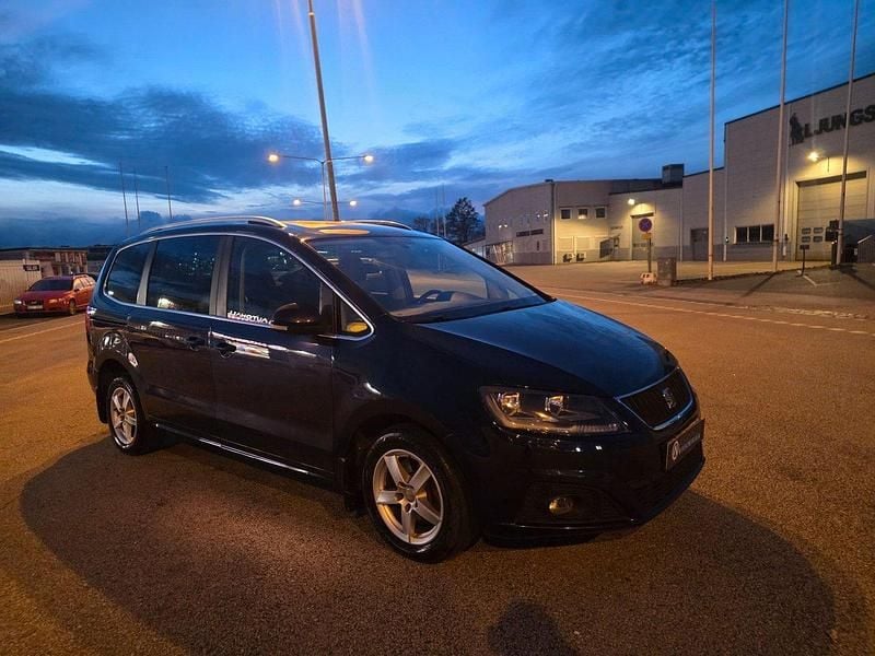 Mörkblå Begagnad 2010 Seat Alhambra Minibuss | 92 000 kr (Marknadspris) - Bild 1/4