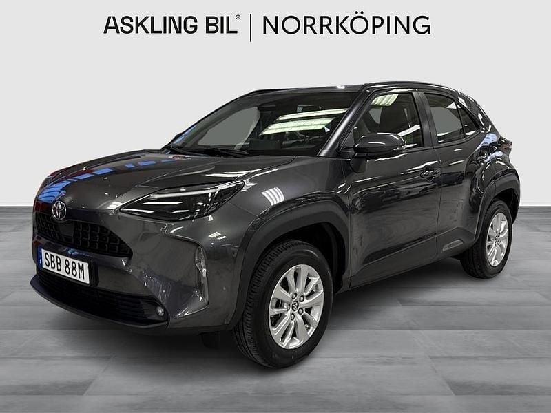 Mörkgrå (grå) Begagnad 2025 Toyota Yaris Hybrid Active SUV | 284 000 kr (Bra pris) - Bild 1/4