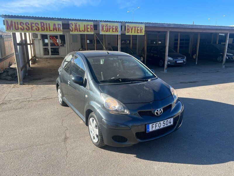 Mörkgrå (grå) Begagnad 2009 Toyota Aygo Halvkombi | 39 900 kr (Marknadspris) - Bild 1/4
