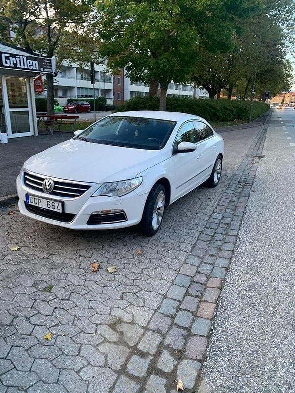Vit Begagnad 2010 VW CC Sedan | 65 000 kr (Bra pris) - Bild 1/4