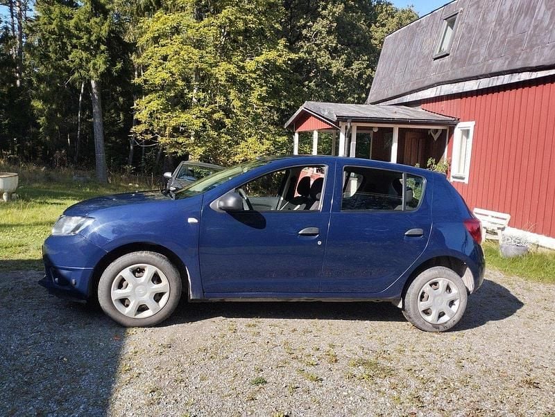 Blå Begagnad 2014 Dacia Sandero Halvkombi | 37 000 kr (Bra pris) - Bild 1/4