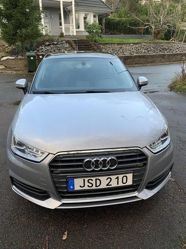 Silver Begagnad 2015 Audi A1 Sportback Sport Halvkombi | 98 000 kr (Superpris) - Bild 1/4