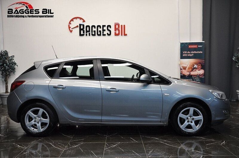 Grå Begagnad 2010 Opel Astra Sedan | 39 900 kr (Marknadspris) - Bild 1/4