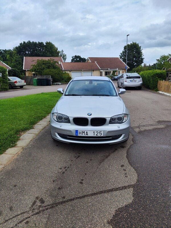 Grå Begagnad 2011 BMW 118 Halvkombi | 86 500 kr (Marknadspris) - Bild 1/4