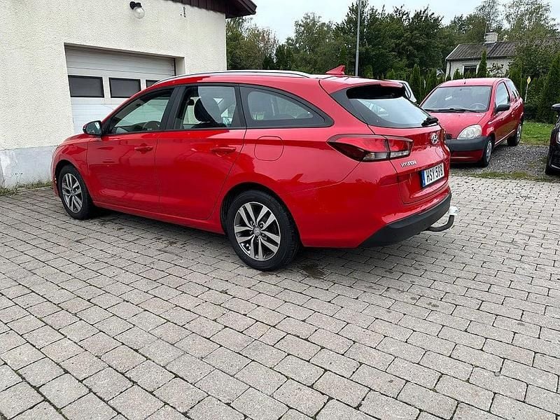 Begagnad Hyundai i30 Trend 120 HK (88 kW) 2019 Röd Kombi