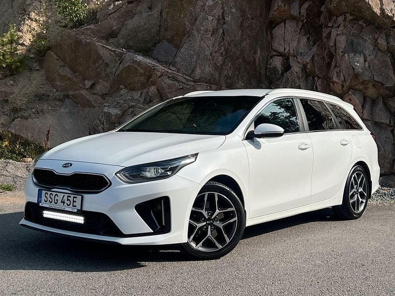 Vit Begagnad 2019 Kia Ceed Sportswagon GT-Line Kombi | 164 700 kr (Marknadspris) - Bild 1/4
