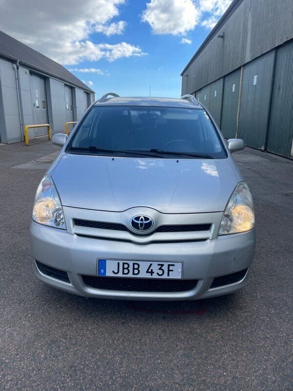 Silver Begagnad 2005 Toyota Corolla Verso Minibuss | 60 000 kr (Marknadspris) - Bild 1/4