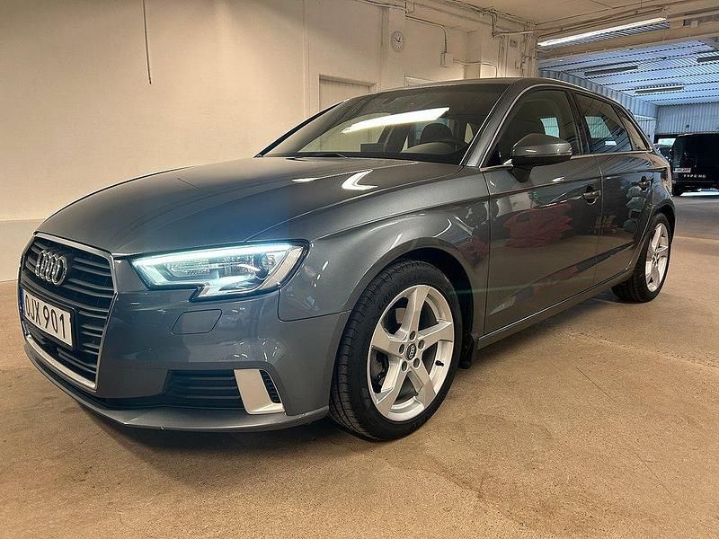 Grå Begagnad 2016 Audi A3 Sportback Sport Halvkombi | 149 000 kr (Marknadspris) - Bild 1/4