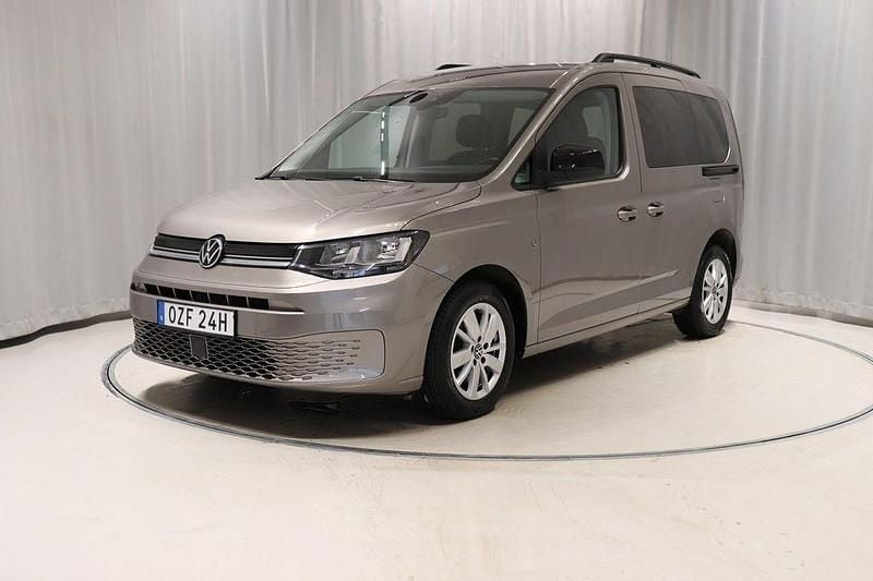 Ljusbrun (brun) Begagnad 2022 VW Caddy Life Minibuss | 299 900 kr (Marknadspris) - Bild 1/4
