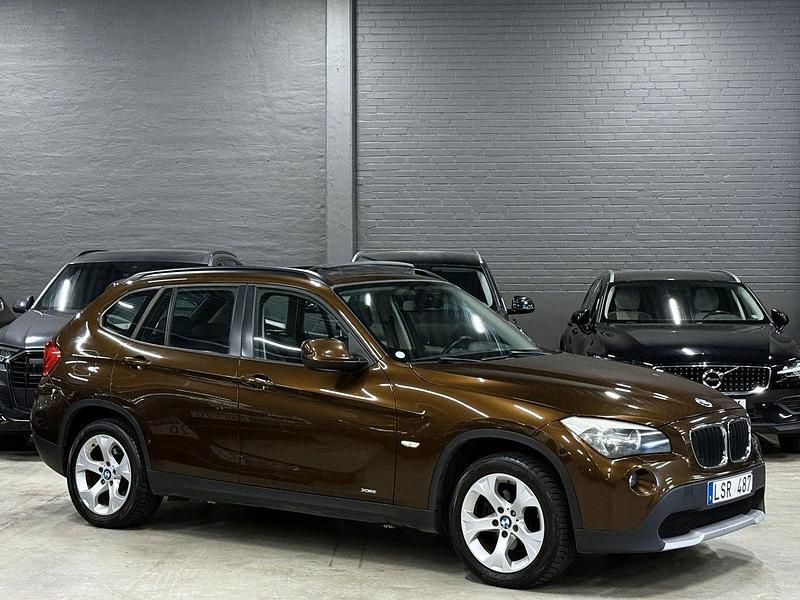 Brun (brun metallic) Begagnad 2011 BMW X1 SUV | 79 900 kr (Marknadspris) - Bild 1/4