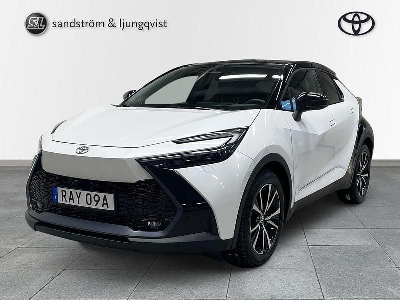 Vit Begagnad 2023 Toyota C-HR Executive SUV | 415 000 kr (Marknadspris) - Bild 1/4