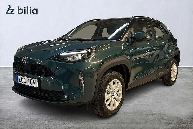 Grön Begagnad 2025 Toyota Yaris Cross Active SUV | 304 900 kr (Marknadspris) - Bild 1/4