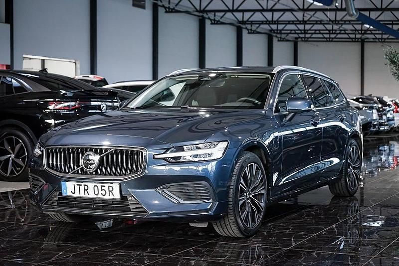 Mörkblå Begagnad 2022 Volvo V60 Kombi | 389 900 kr (Marknadspris) - Bild 1/4