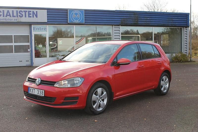 Röd Begagnad 2013 VW Golf VII Halvkombi | 84 800 kr (Marknadspris) - Bild 1/4