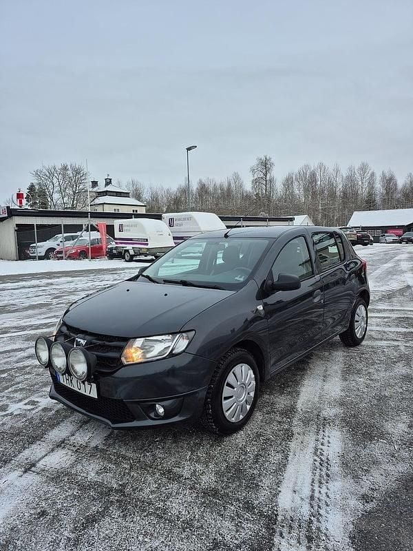 Mörkgrå Begagnad 2015 Dacia Sandero Halvkombi | 57 000 kr (Marknadspris) - Bild 1/4