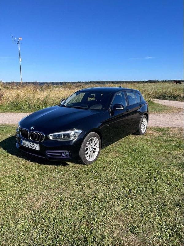 Svart Begagnad 2016 BMW 118 Sport Line Halvkombi | 100 000 kr (Marknadspris) - Bild 1/3