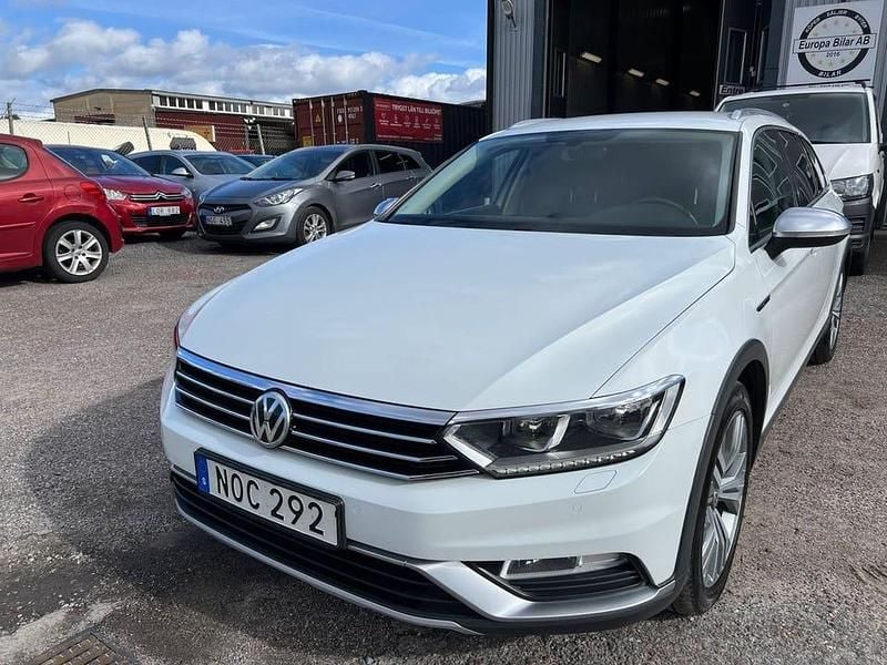 Vit Begagnad 2015 VW Passat Alltrack Kombi | 144 800 kr (Marknadspris) - Bild 1/4