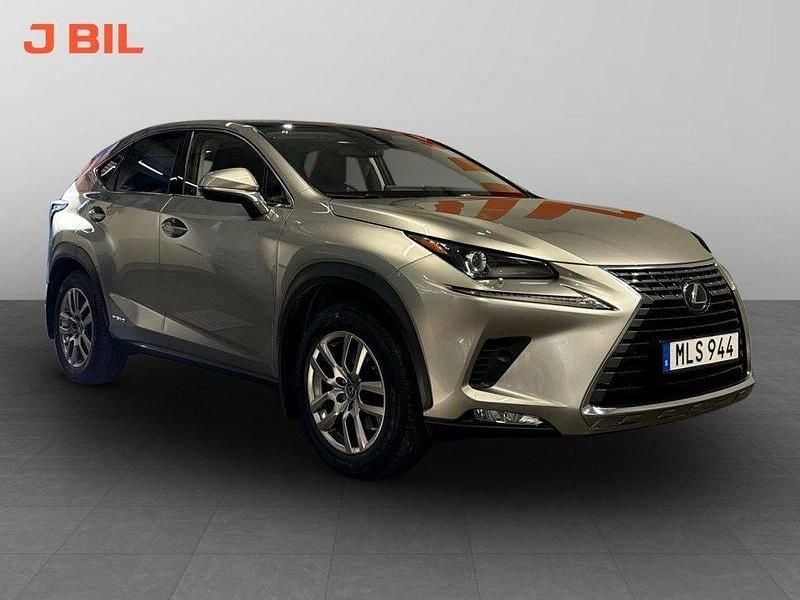 Ljusgrå Begagnad 2020 Lexus NX300h SUV | 349 900 kr (Lite dyr) - Bild 1/4