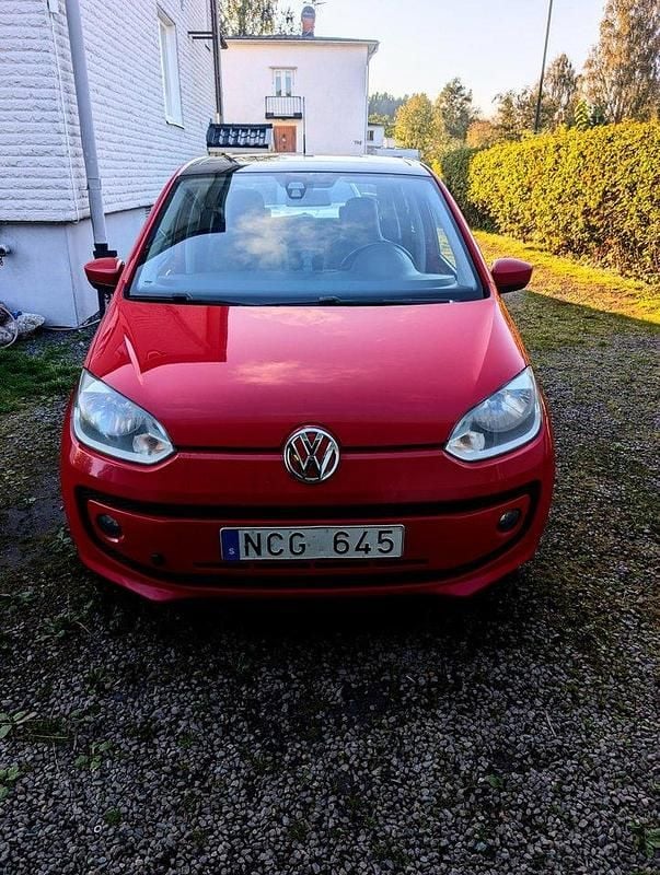 Röd Begagnad 2013 VW up! high up! Halvkombi | 40 000 kr (Marknadspris) - Bild 1/4