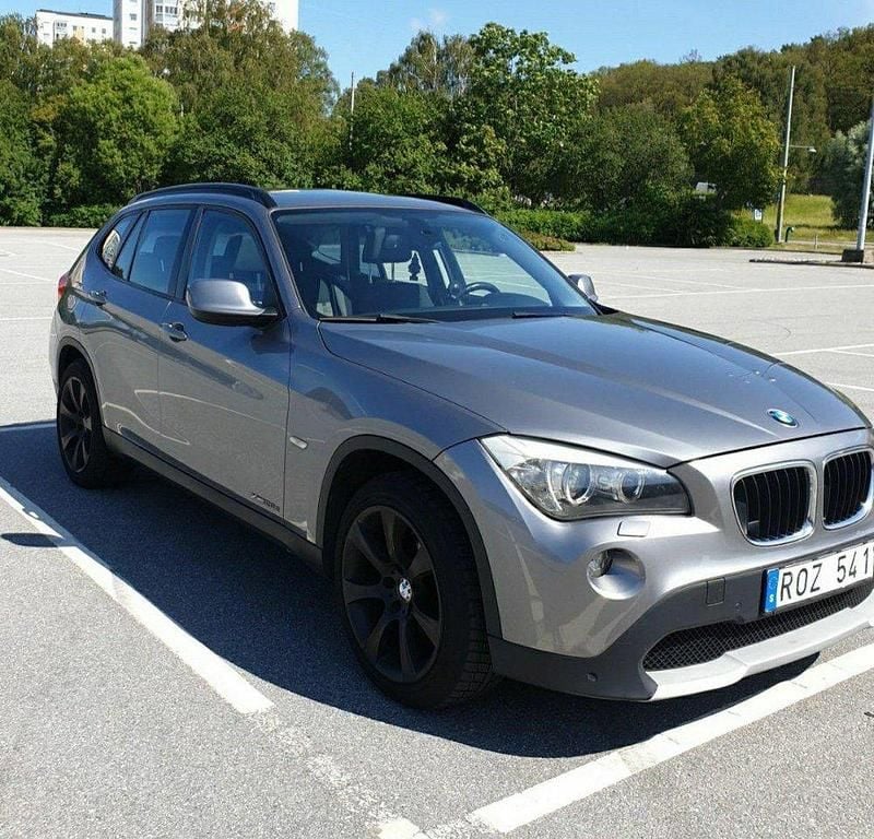 Grå Begagnad 2011 BMW X1 SUV | 78 900 kr (Marknadspris) - Bild 1/4