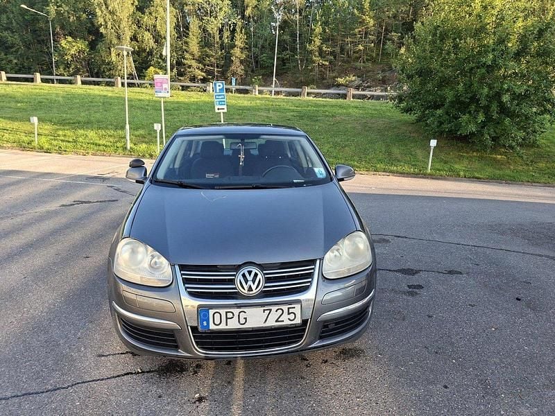 Grå Begagnad 2007 VW Jetta Comfortline Sedan | 33 000 kr (Superpris) - Bild 1/4