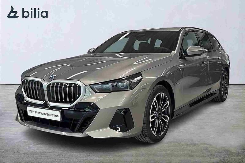 Grå Begagnad 2024 BMW 530e Shadowline Kombi | 659 900 kr (Marknadspris) - Bild 1/1