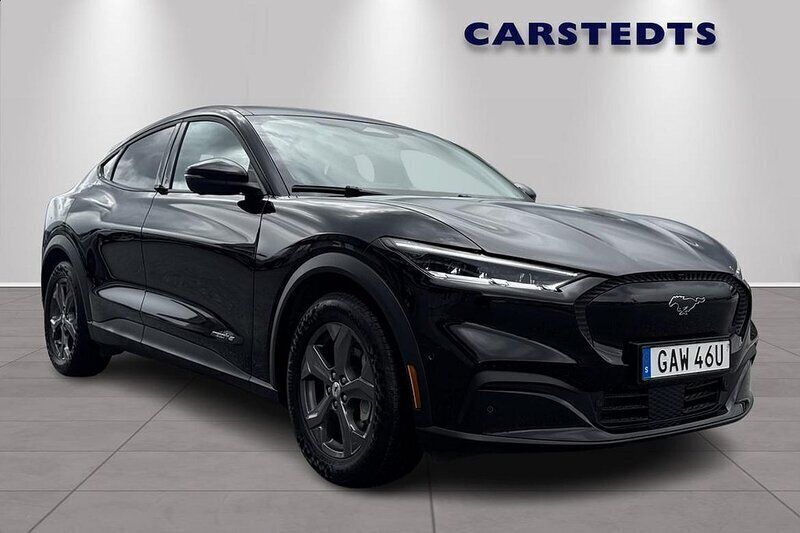 Svart Begagnad 2022 Ford Mustang Mach-E Standard Range SUV | 389 900 kr (Bra pris) - Bild 1/4