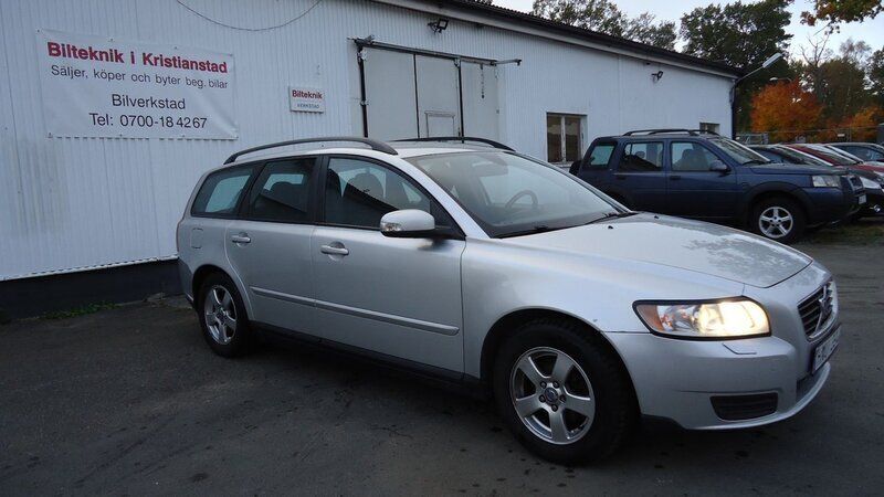 Ljusgrå (grå) Begagnad 2009 Volvo V50 Kinetic Kombi | 44 500 kr (Marknadspris) - Bild 1/4