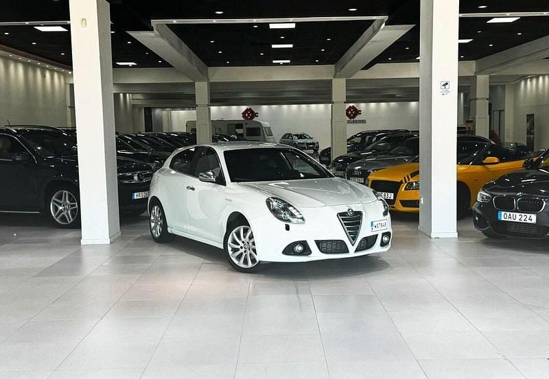 Vit Begagnad 2014 Alfa Romeo Giulietta Distinctive Halvkombi | 67 900 kr (Superpris) - Bild 1/4