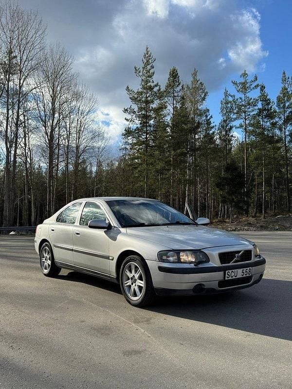 Grå Begagnad 2001 Volvo S60 Business Edition Sedan | 29 000 kr (Marknadspris) - Bild 1/4