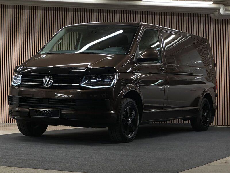 Brun (cheastnut brown metallic) Begagnad 2017 VW T6 Van | 198 000 kr (Marknadspris) - Bild 1/4