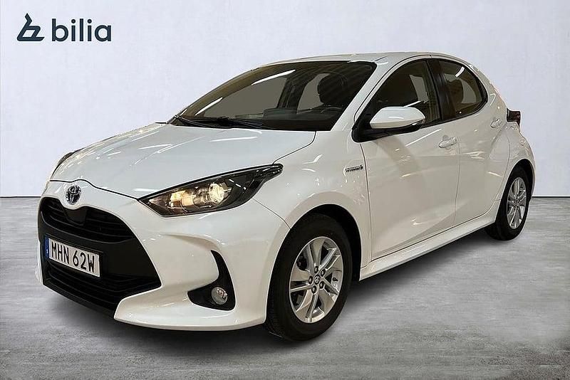 Vit Begagnad 2020 Toyota Yaris Hybrid Active Halvkombi | 184 900 kr (Marknadspris) - Bild 1/4