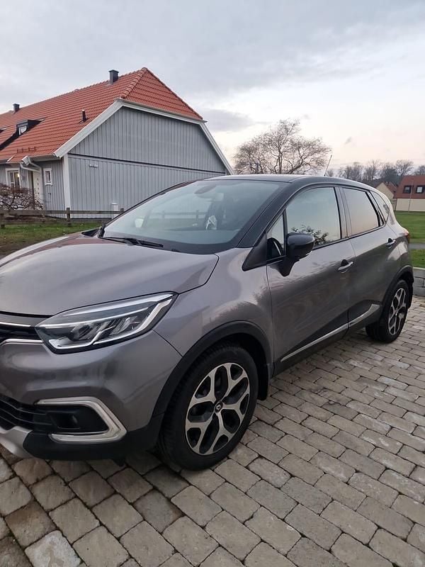 Grå metallic Begagnad 2017 Renault Captur SUV | 122 500 kr (Bra pris) - Bild 1/4