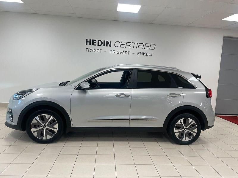 Grå (silver) Begagnad 2021 Kia e-Niro Advance SUV | 269 900 kr (Marknadspris) - Bild 1/4