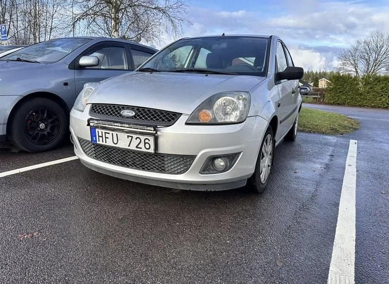 Grå Begagnad 2007 Ford Fiesta Halvkombi | 18 000 kr (Marknadspris) - Bild 1/4