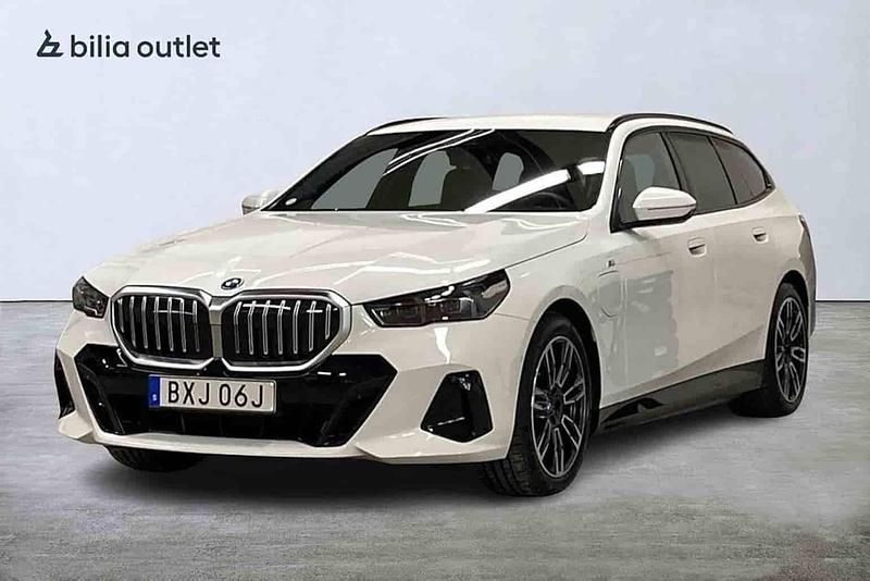 Vit Begagnad 2025 BMW 530e Kombi | 594 900 kr - Bild 1/1