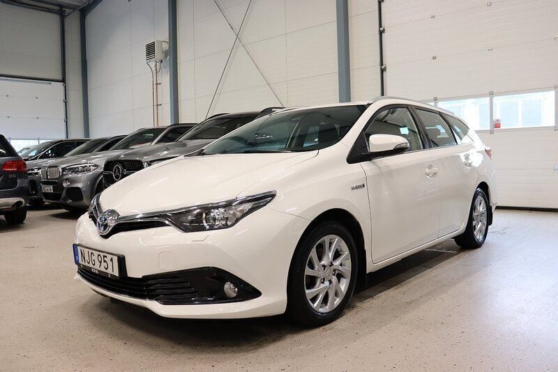 Vit Begagnad 2016 Toyota Auris Touring Sports Kombi | 144 800 kr (Marknadspris) - Bild 1/4