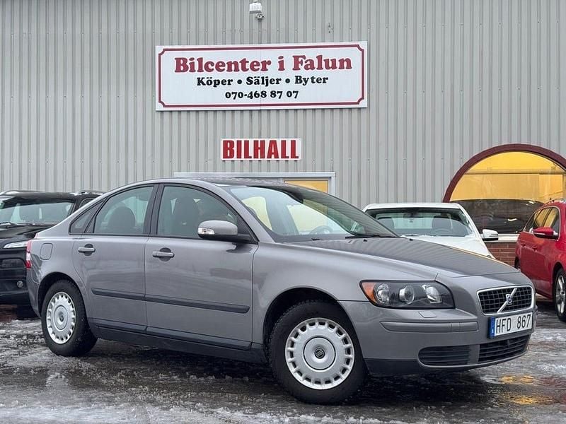 Grå Begagnad 2006 Volvo S40 Kinetic Sedan | 64 900 kr (Lite dyr) - Bild 1/4