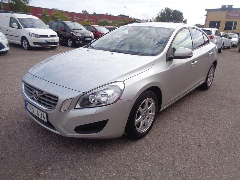 Ljusgrå Begagnad 2011 Volvo S60 Kinetic Sedan | 64 900 kr (Marknadspris) - Bild 1/4