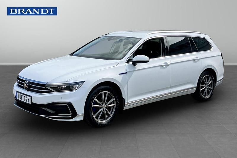 Vit Begagnad 2023 VW Passat GTE Kombi | 324 900 kr (Bra pris) - Bild 1/4