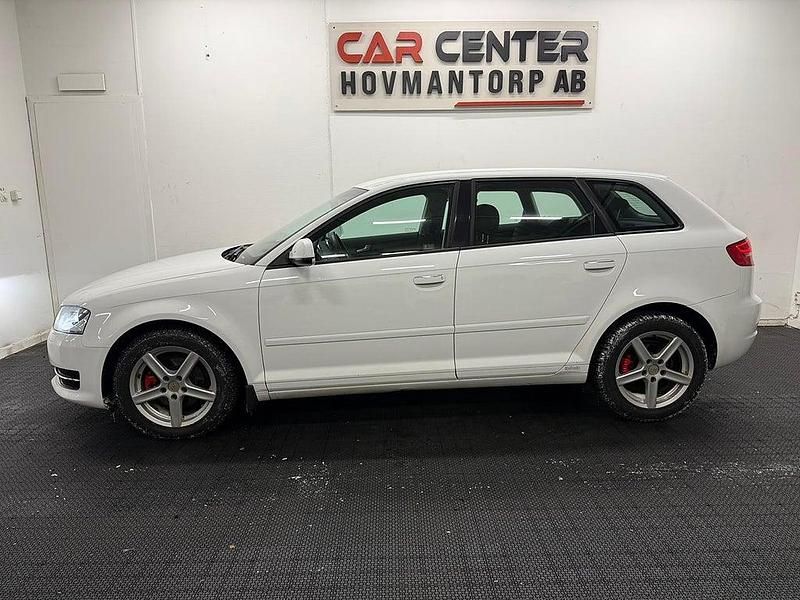 Begagnad Audi A3 Sportback Attraction 105 HK (77 kW) 2012 Vit Halvkombi