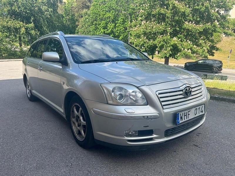 Silver Begagnad 2005 Toyota Avensis Kombi | 25 000 kr (Marknadspris) - Bild 1/4