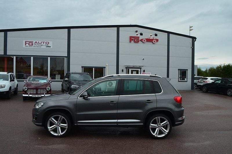 Mörkgrå (grå) Begagnad 2012 VW Tiguan R-line SUV | 144 900 kr (Marknadspris) - Bild 1/4