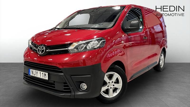 Röd Begagnad 2021 Toyota Proace Minibuss | 99 900 kr (Superpris) - Bild 1/4